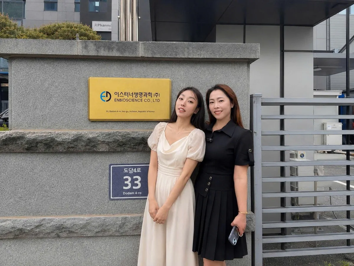 LumiAura 團隊於 ENBIOSCIENCE 工廠門牌前，韓國仁川道潭4路33號